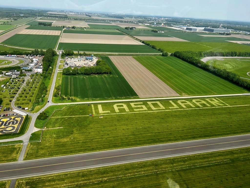 Gras logo inmaaien Lelystadse Boer1 50 jaar in het gras gemaaid door De Lelystadse Boer