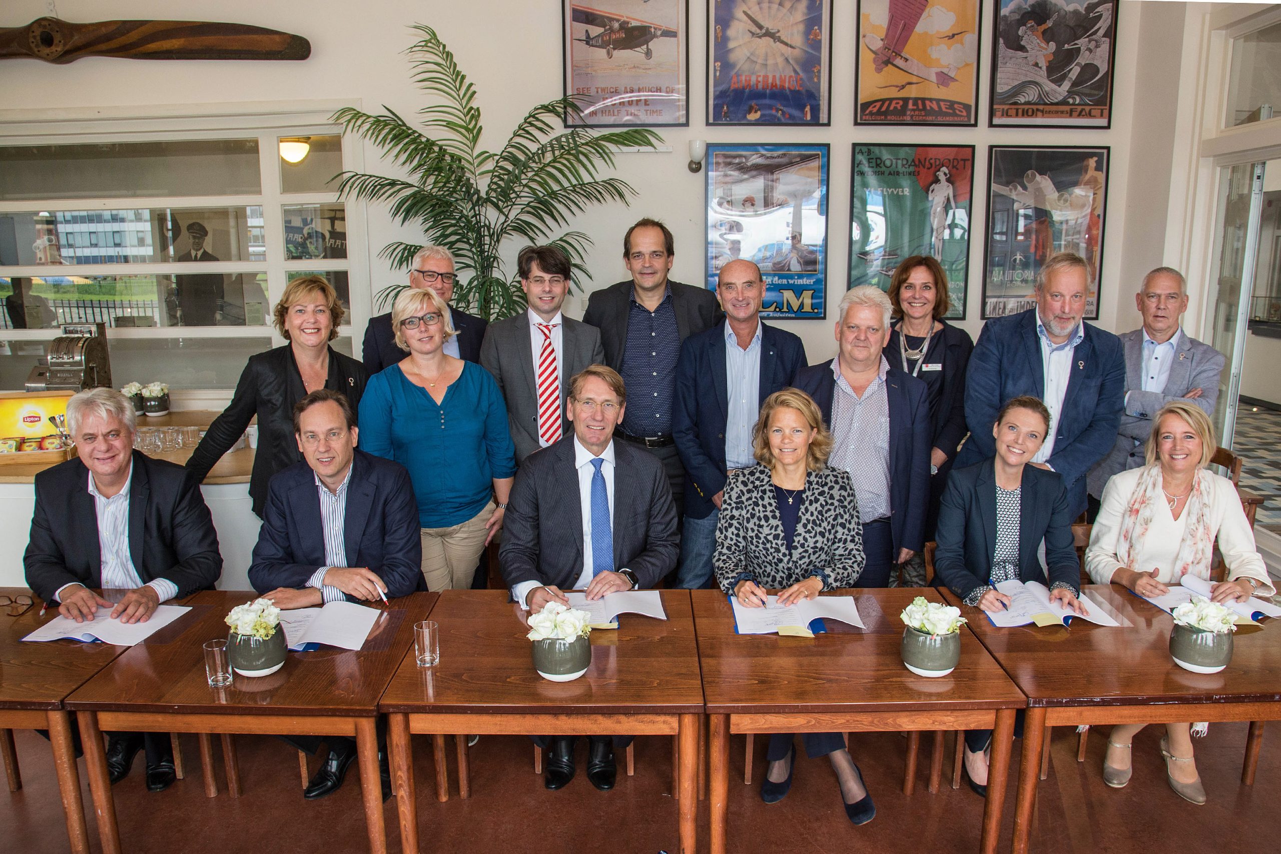 Samenwerkingsovereenkomst-onderwijs-en-luchthaven-getekend-scaled samenwerken-aan-luchthaven-georienteerd-onderwijs