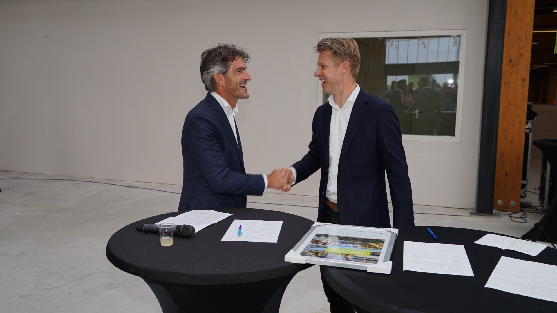 ondertekening-casco-oplevering-terminal-4 (1) Passagiersterminal Lelystad Airport casco opgeleverd
