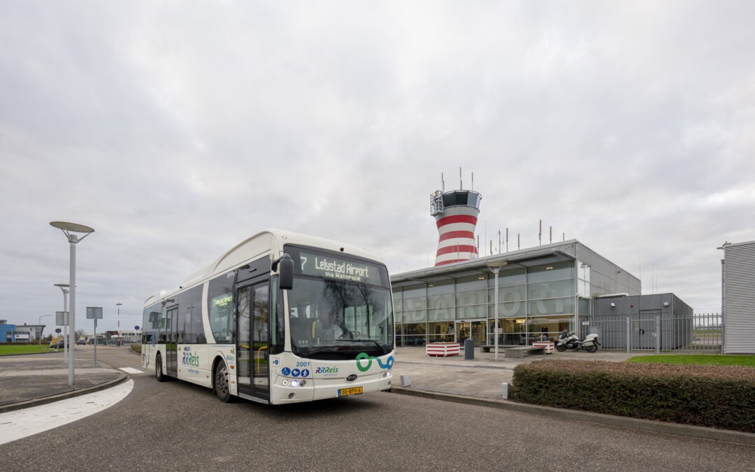 Elektrische stadsvervoerbussen RRReis regio Lelystad laden bij Lelystad Airport