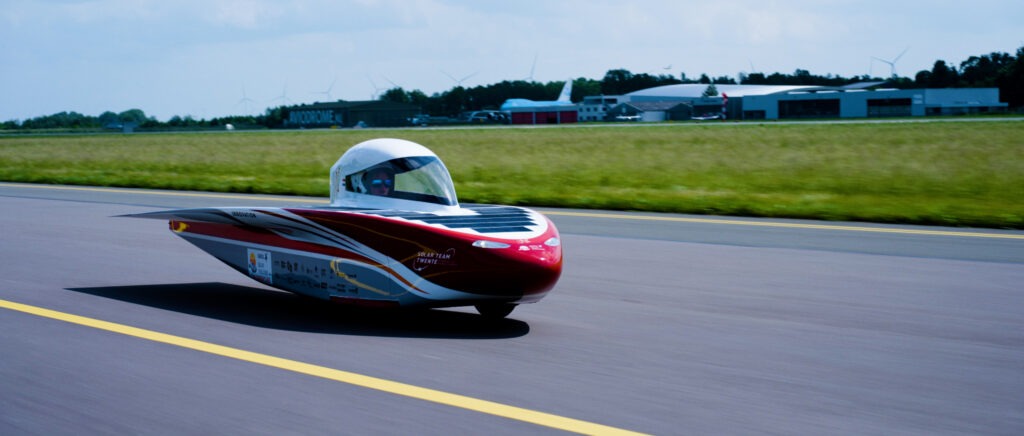 Actiefoto van de zonneauto van Solar Twente op Lelystad Airport